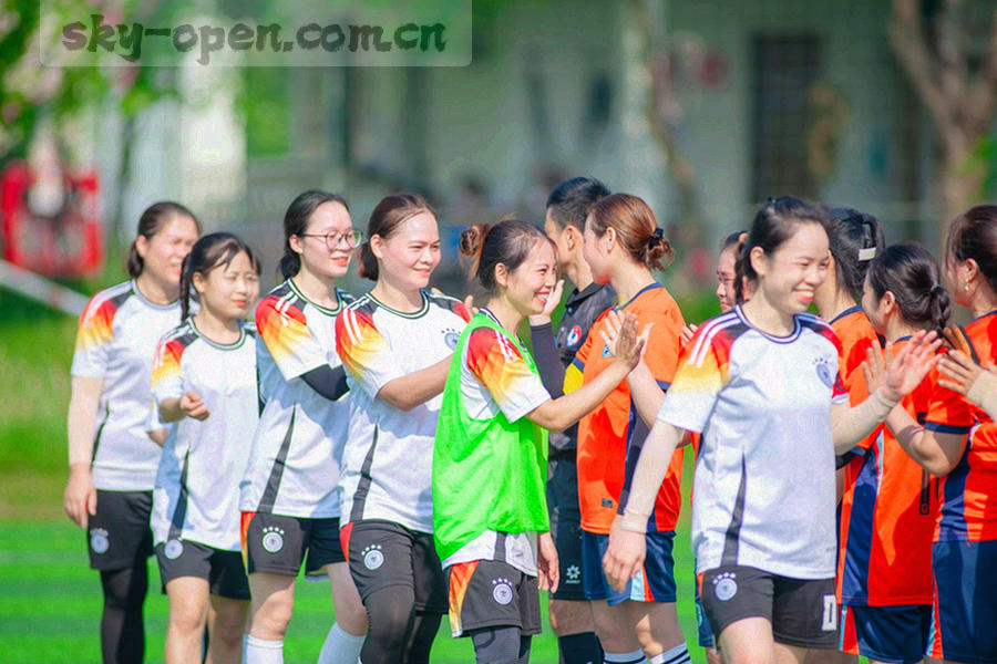多屏幕显示数据图表，运动员剪影融入数据流